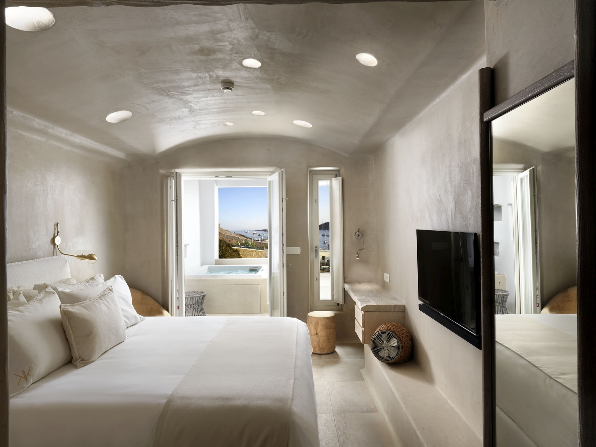 Schlafbereich des Deluxe Zimmers mit Whirlpool des Kenshō Ornos Hotels